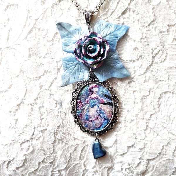 Collier sautoir Marie Antoine en bleu et rose et les secrets de Versailles, cadeau Saint Valentin,  rose et feuilles de vignes vintage