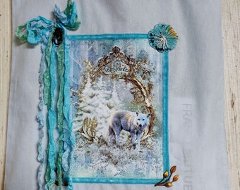 Tote bag magie de la forêt enchantée de Brocéliande avec son loup blanc dans la neige, tote bag en coton bleu