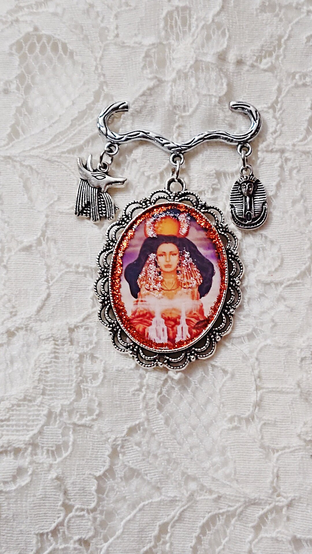 Broche Mythologie égyptienne - Pharaon Et Dieu Anubis - Diamètre 28 Mm - Bijou Vintage