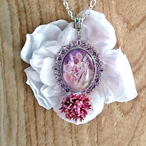 Collier fée Mélissa, fée en camaïeu de rose sous verre, cabochon peint, rose en tissu image 2