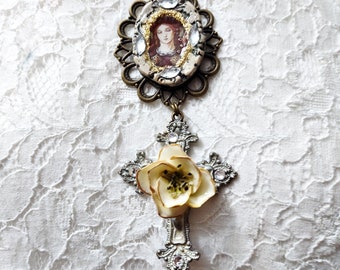 Collier Vierge Marie sur céramique style Renaissance italienne baroque, croix peinte et fleur de magnolia au coeur