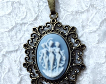 Collier camée blanc sur fond bleu les Trois Grâces, mythologie grecque cadeau unique