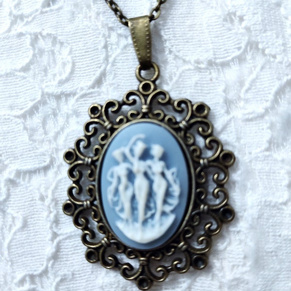 Collier camée blanc sur fond bleu les Trois Grâces, mythologie grecque cadeau unique