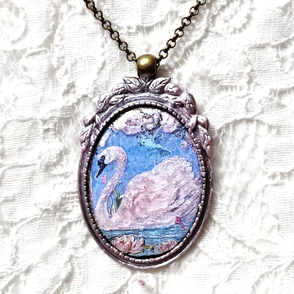 Collier le cygne blanc nageant parmi les nénuphars avec l'oiseau bleu, symphonie en bleu et rose, cadeau femme