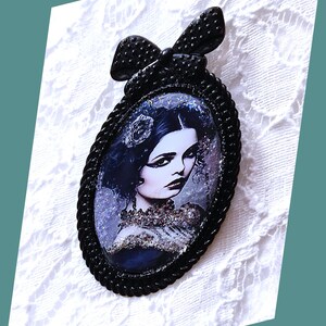 Broszka Mary Shelley z włosami i wspaniałymi kruczoczarnymi oczami, pisarka Frankensteina podczas jej romansu z Lordem Byronem