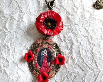 Collier romance d'une nuit d'été en rouge et noir, couple enlacé à l'abri des regards entouré de fleurs de pavot et de coquelicot