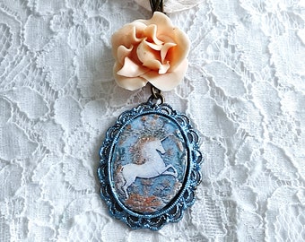 Collier la licorne fleurie style Renaissance avec fleur de rose en porcelaine froide, cadeau mythes et légendes fantastiques femme