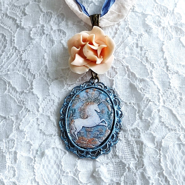 Collier la licorne fleurie style Renaissance avec fleur de rose en porcelaine froide, cadeau mythes et légendes fantastiques femme