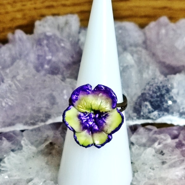 Bague pensée jaune ourlée de violet en porcelaine froide, fleur de violette tricolore des jardins et de la nature