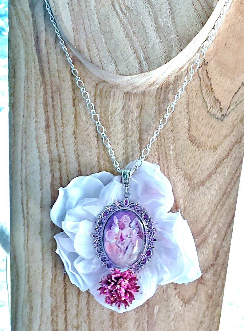 Collier fée Mélissa, fée en camaïeu de rose sous verre, cabochon peint, rose en tissu image 1