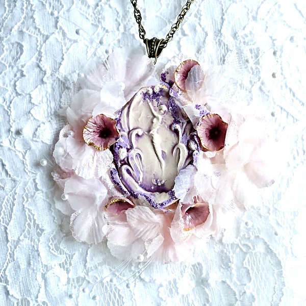 Collier art nouveau le bain d'une nymphe, céramique et porcelaine froide rose et mauve, cadeau femme