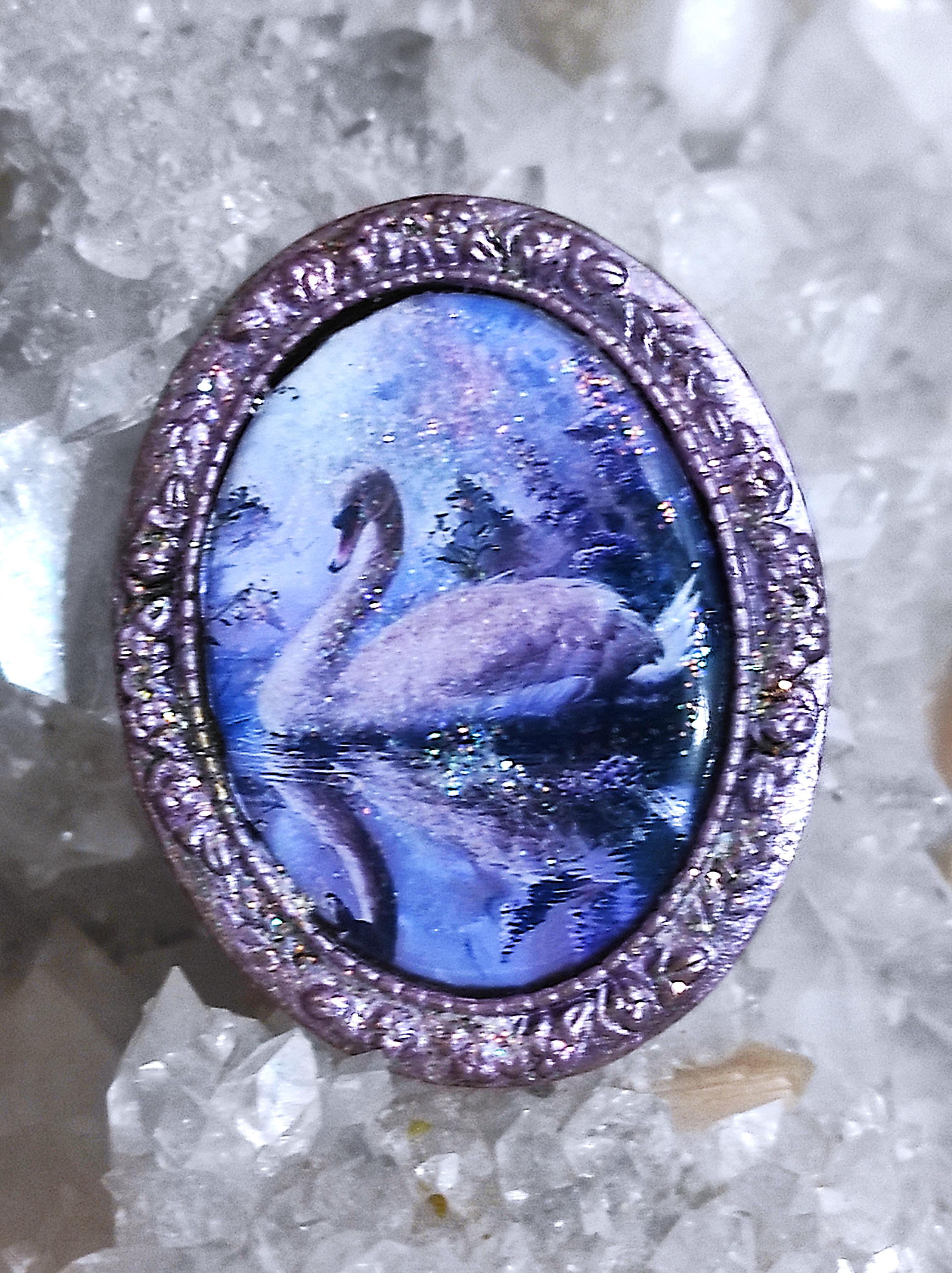 Broche Ancienne Fantaisie - Motif Oiseau Portant Un Cœur - Couleur Dominante Gris - Bon état