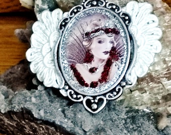 Collier Saint Valentin rétro vintage, duchesse Gloria à une soirée du tout Paris des années folles, cabochon sur dentelle vintage