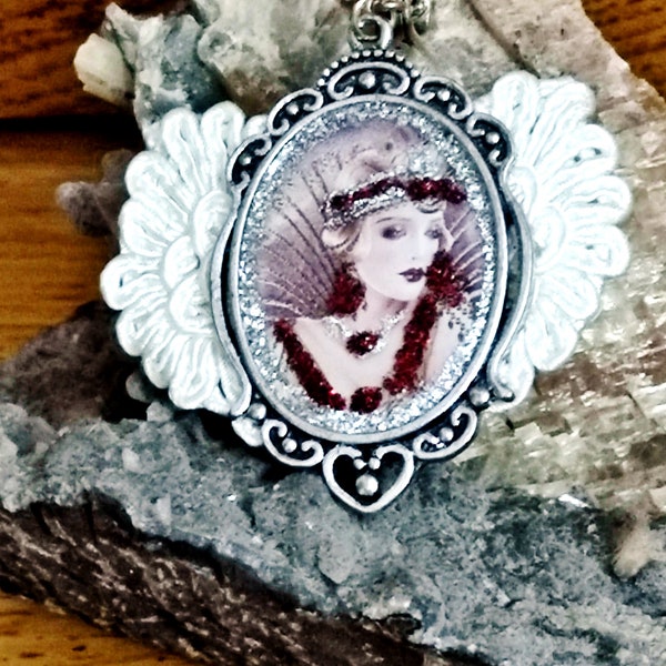 Collier Saint Valentin rétro vintage, duchesse Gloria à une soirée du tout Paris des années folles, cabochon sur dentelle vintage