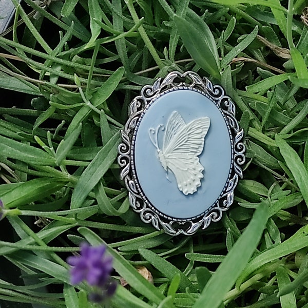 Broche rêve de papillon, camée papillon blanc sur fond bleu dans un cadre argenté , idée cadeau femme mariage ou fiançailles