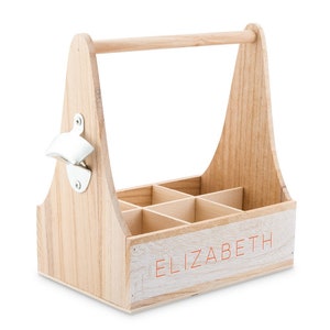 Peut inclure: Porte-bières en bois pour six bouteilles avec un ouvre-bouteille intégré et le nom "ELIZABETH" sur le devant.