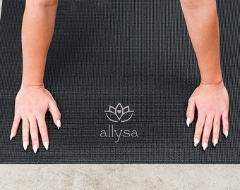 Tapis de yoga personnalisé fleur de lotus - tapis de yoga prénom brodé - tapis de yoga personnalisé - Namaste - Yogi - tapis de méditation - tapis d'entraînement à domicile