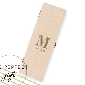 Personalisierte Weinkiste aus Holz - Einfaches Monogramm Design - Jubiläumsgeschenk - Einweihungsgeschenk - Dankeschön - Individuell gravierte Weinkiste