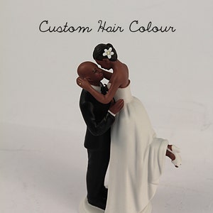 Personalisierte einzigartige Hochzeitstorte Topper - True Romance Interlocking Braut und Bräutigam - dunkle Hautfarbe Glatzköpfiger Bräutigam und dunkle Hautton Braut