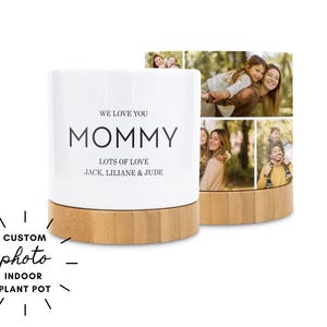 Peut inclure: Pot de plante d'intérieur blanc avec une base en bambou. Le pot porte les mots "WE LOVE YOU MOMMY" et "LOTS OF LOVE JACK, LILIANE & JUDE". Le pot est personnalisé avec des photos de famille.