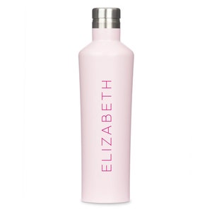 K&ouml;nnte beinhalten: Eine hellrosa zylindrische Trinkflasche mit einem silberfarbenen Metallverschluss. Der Name ELIZABETH ist vertikal in einer dunkelrosa serifenlosen Schrift auf der Vorderseite aufgedruckt. Die Flasche hat eine glatte Oberfl&auml;che.