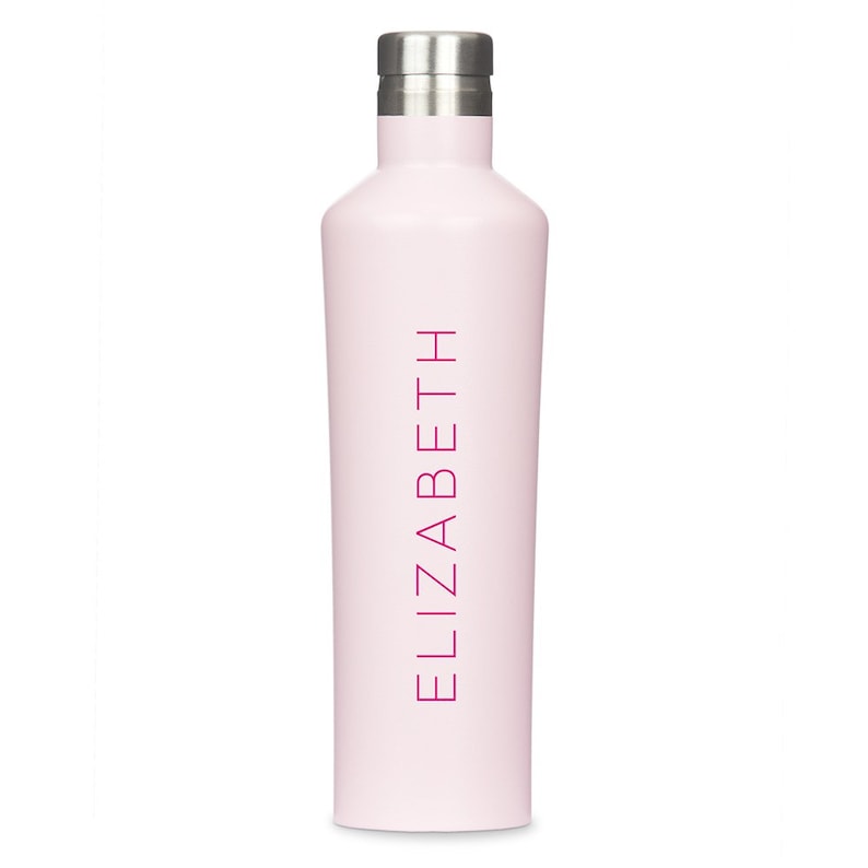 K&ouml;nnte beinhalten: Eine hellrosa zylindrische Trinkflasche mit einem silberfarbenen Metallverschluss. Der Name ELIZABETH ist vertikal in einer dunkelrosa serifenlosen Schrift auf der Vorderseite aufgedruckt. Die Flasche hat eine glatte Oberfl&auml;che.