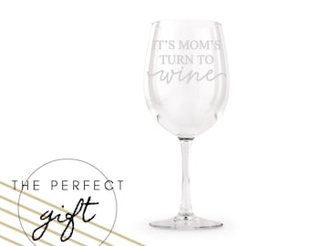 Personalisiertes Weinglas für Mama - Lustiges Weihnachtsgeschenk - Wein liebende Mutter - Es ist Mama an der Reihe Wein Weinglas - Mama's Strumpf Stuffer