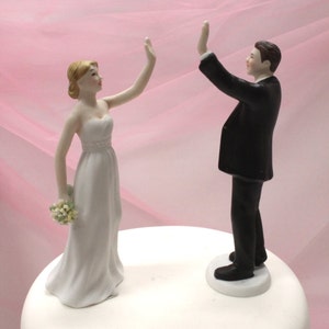 Wedding Cake Topper Personalized Wedding Couple High Five Bride and Groom Weddings Cake Topper Modern Fun Cake Topper imagem 4