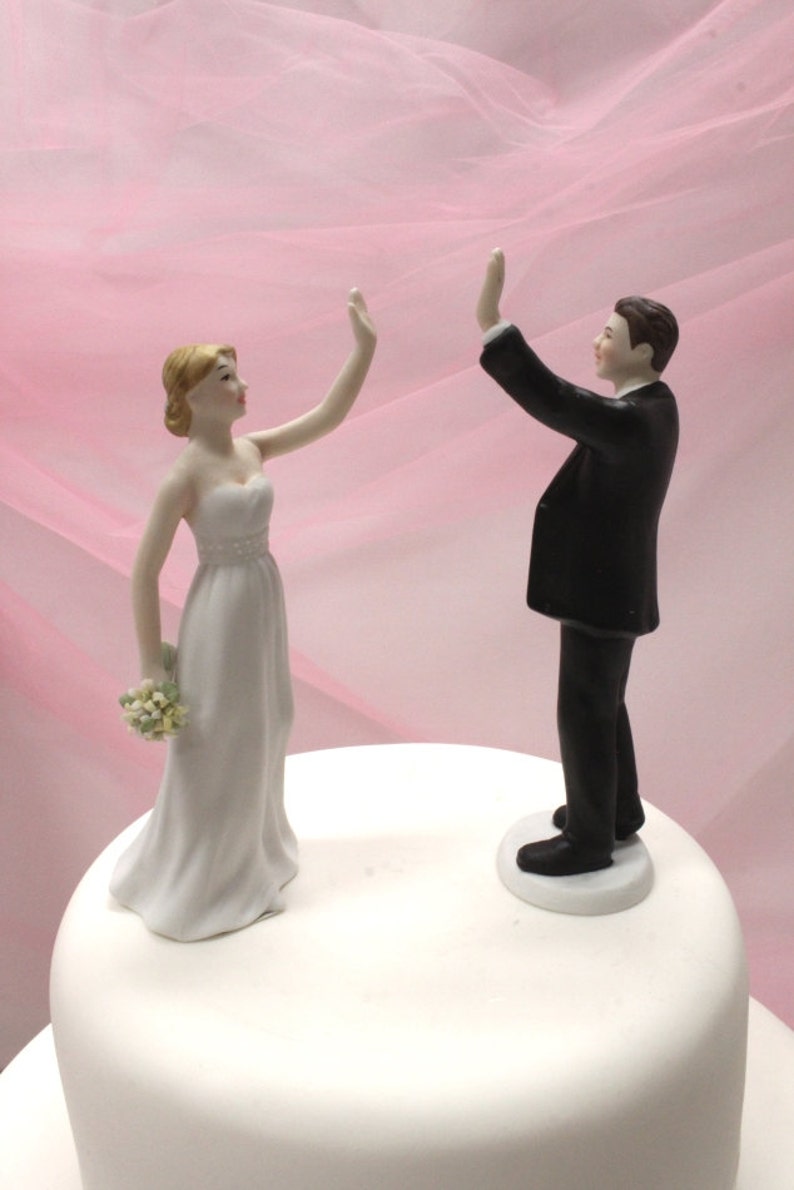 Wedding Cake Topper Personalized Wedding Couple High Five Bride and Groom Weddings Cake Topper Modern Fun Cake Topper imagem 4