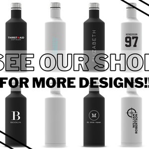 Puede incluir: Una colecci&oacute;n de ocho botellas de agua de acero inoxidable con varios dise&ntilde;os personalizados. Las botellas son negras y blancas con texto como "Thirst Aid", "Elizabeth", "Henderson 97", "B Brooklyn", "M fill drink repeat" y "William Robertson". El texto "See Our Shop For More Designs!" se muestra en letras negras en negrita.