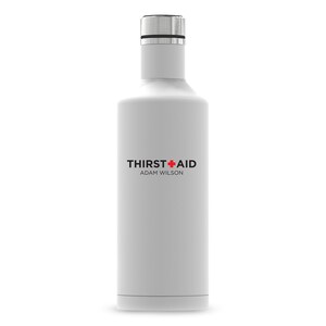 Puede incluir: Botella de agua de acero inoxidable blanca con tapa negra y logotipo de cruz roja. El texto "THIRST+AID ADAM WILSON" est&aacute; impreso en la botella.