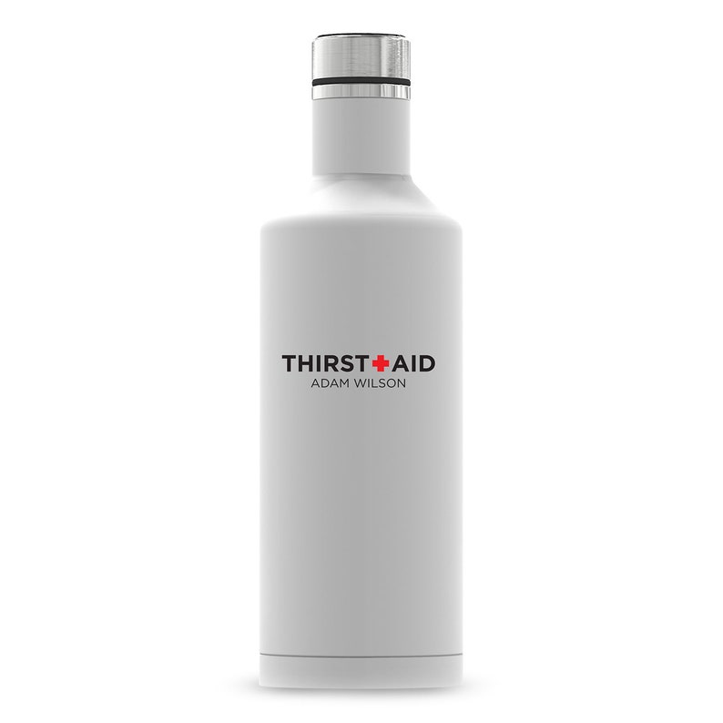 Puede incluir: Botella de agua de acero inoxidable blanca con tapa negra y logotipo de cruz roja. El texto "THIRST+AID ADAM WILSON" est&aacute; impreso en la botella.