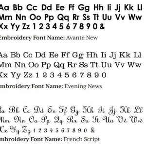 Pode incluir: Uma compara&ccedil;&atilde;o de tr&ecirc;s fontes de bordado diferentes: Avante New, Evening News e French Script. Cada fonte mostra o alfabeto em mai&uacute;sculas e min&uacute;sculas, os n&uacute;meros de 1 a 9 e o 0, e o s&iacute;mbolo de ampersand.