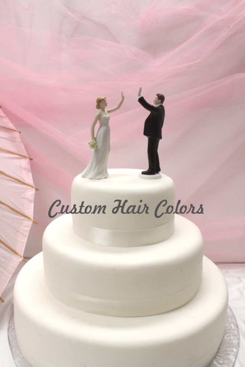 Wedding Cake Topper Personalized Wedding Couple High Five Bride and Groom Weddings Cake Topper Modern Fun Cake Topper imagem 2