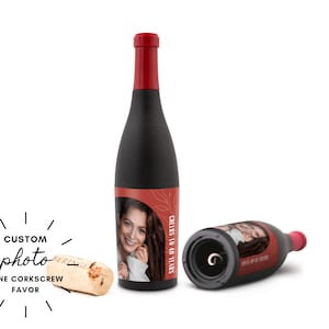 Könnte beinhalten: Ein schwarzer, weinflaschenförmiger Korkenzieher mit rotem Deckel und Fotolabel. Das Etikett zeigt ein Foto einer Frau und den Text "Cheers to 40 Years". Neben der Flasche liegt ein Korken.