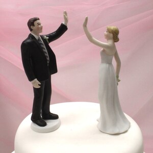 Wedding Cake Topper Personalized Wedding Couple High Five Bride and Groom Weddings Cake Topper Modern Fun Cake Topper imagem 3