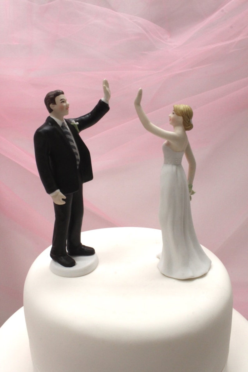 Wedding Cake Topper Personalized Wedding Couple High Five Bride and Groom Weddings Cake Topper Modern Fun Cake Topper imagem 3