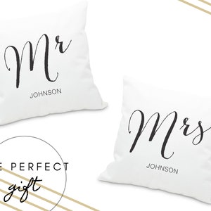 Oreiller personnalisé M. ou Mme avec insert - Cadeau de douche nuptiale - Cadeaux pour le couple - Cadeau de jeune marié - Cadeau de mariage personnalisé - Cadeau d’enseignant