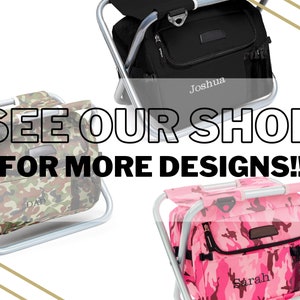 Pode incluir: Tr&ecirc;s cadeiras dobr&aacute;veis personalizadas com geladeiras isoladas. As cadeiras s&atilde;o em preto, camuflagem e camuflagem rosa. O texto nas cadeiras diz "Joshua", "Pai" e "Sarah". Veja nossa loja para mais designs!