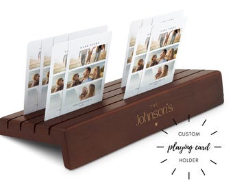 Soporte de madera personalizado para cartas de juego - Estante de madera grabado para cartas - Organizador de cartas - Exhibidor de cartas de juego - Exhibidor de tarjetas de boda