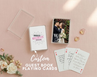 Puede incluir: Naipes personalizados para el libro de visitas en estuches de plástico transparente. Un estuche muestra una foto de una pareja, mientras que otro presenta el texto "Make it your own design". Las cartas individuales muestran mensajes manuscritos y símbolos de palo.