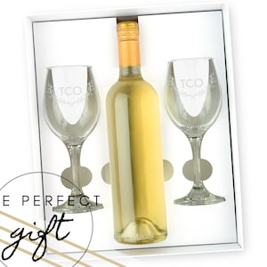 Personalized Wine Gift Set - Engraved Wreath Monogram Wine Glass Set - Custom Wine Glasses in Gift Box - Engraved Gift Set - Wine Lover Gift