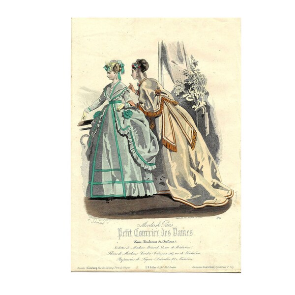 Gravure ancienne Mode de Paris, Petit Courrier des Dames, Femmes parisiennes élégantes en robe bleue et beige