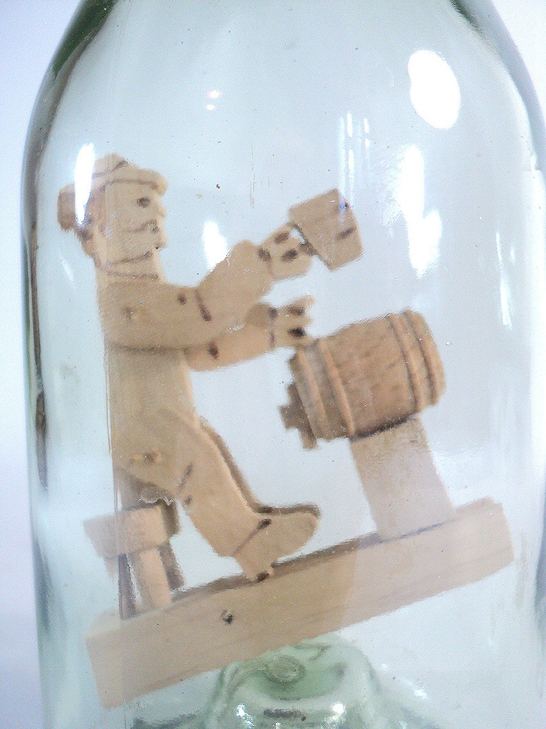 Bouteille Eau De Vie Personnage En Bois Bouteille en Verre avec Homme et Tonneau en Bois à | Etsy
