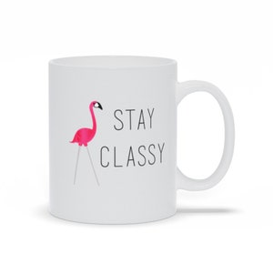 Stay Classy Flamingo Mug - Cadeau drôle d’amateur de café chic d’oiseau, décor de bureau, tasse imprimée de flamant rose de cour