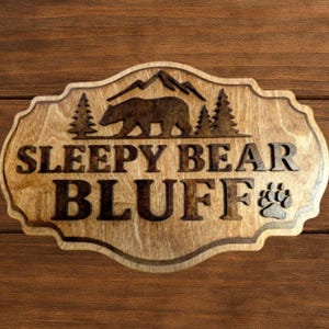 Custom Cabin Name Sign – Rustic Bear & Mountain Wall Decor – Personalized Wood Lodge Sign – Outdoor Cabin Wall Plaque