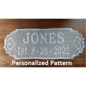 Peut inclure: Un chemin de table ovale en crochet blanc avec le mot "JONNIE'S" au centre. Motif personnalisé.