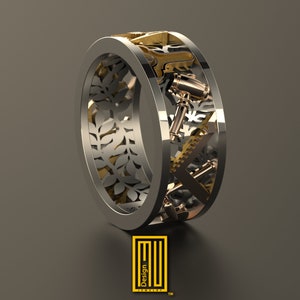 Puede incluir: Un anillo de plata con un diseño dorado que presenta un martillo, una sierra, un nivel y una llave inglesa. El anillo tiene un patrón de hojas en el lateral.