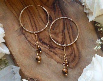 Boucles d’oreilles Tiger’s Eye Drip Gold | Cerceaux sans fin de 30 mm remplis d’or 14 carats avec chaîne remplie d’or 14 carats, perles d’accent en vermeil doré, œil de tigre