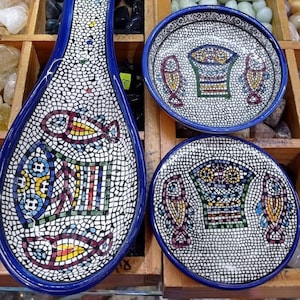 Könnte beinhalten: Drei Keramik-Servierplatten mit Mosaikdesign. Die Platten haben einen blauen Rand und einen weißen Hintergrund mit bunten Fischen und geometrischen Mustern. Die Platten sind perfekt zum Servieren von Snacks, Dips oder Vorspeisen.
